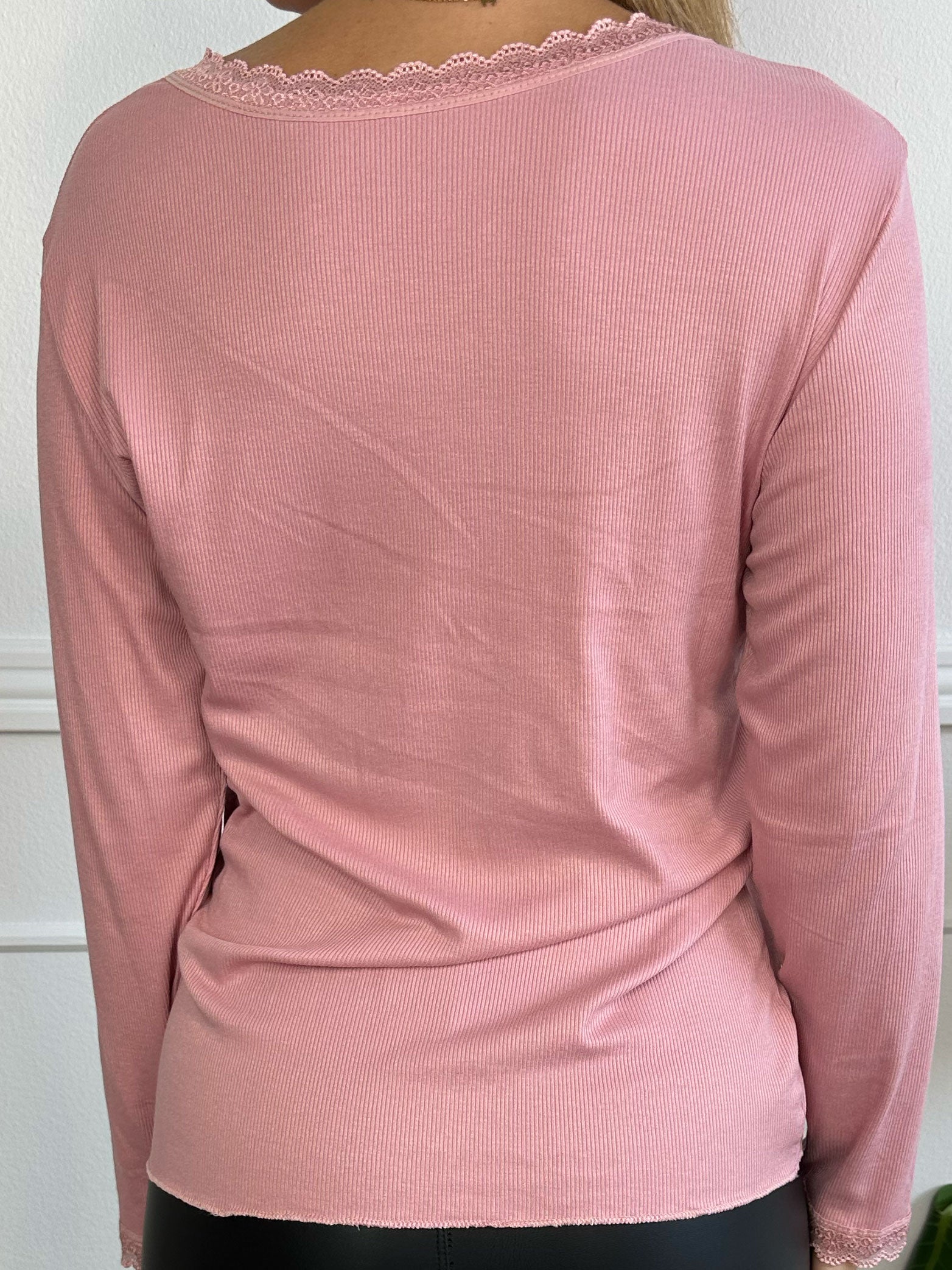 Ibina Long Sleeve - Sød bluse med rib og blondekanter